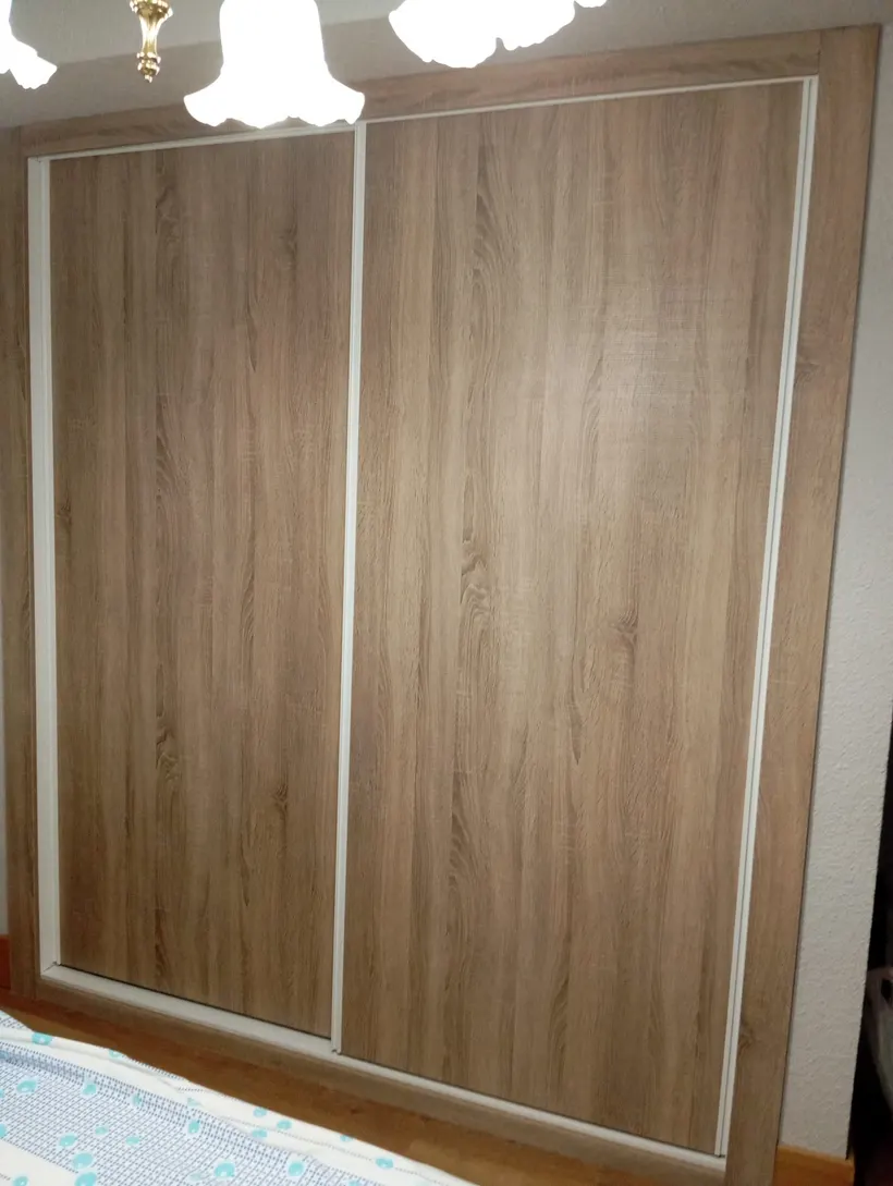 Armario empotrado a medida con puertas correderas de madera en Alicante