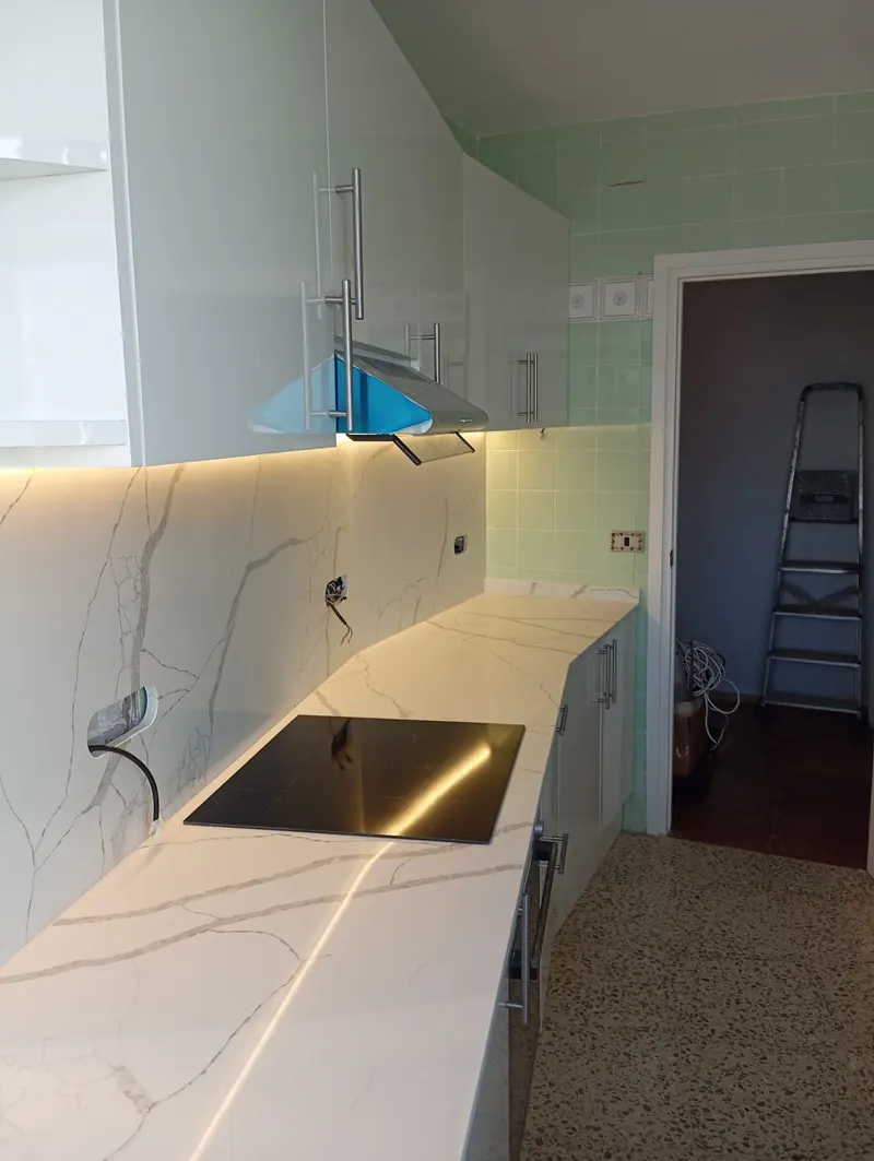 Muebles de cocina a medida con encimera de mármol y vitrinas en Alicante