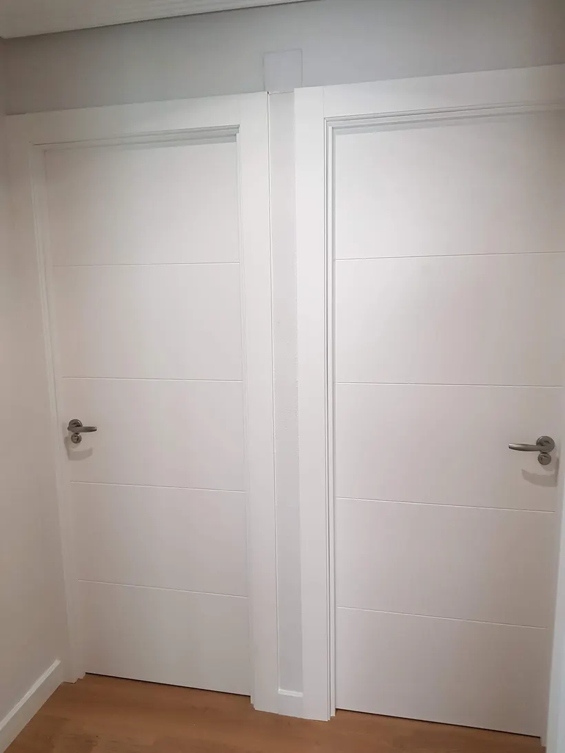 Puertas de madera lacadas en blanco con ranuras, instaladas en Alicante